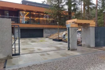 Nawierzchnia z kamienia naturalnego na posesji – Wola