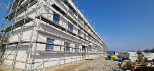 Wykonanie elewacji na budynkach modułowych | osiedle Zielony Lewandów